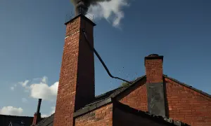 Jak bezpiecznie i efektywnie wyczyścić komin z sadzy - poradnik krok po kroku