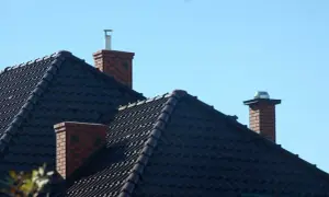 Ile kosztuje komin? Sprawdź ceny, rodzaje i czynniki wpływające na koszty