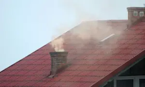 Co powoduje zapalenie się sadzy w kominie? Wyjaśniamy przyczyny i sposoby zapobiegania pożarowi sadzy