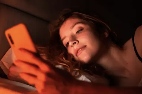 Ciepłe pomieszczenia, łagodne oświetlenie i kilka spokojnych rund: jak platformy rozrywkowe online uzupełniają spokojne wieczory