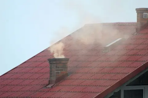 Co powoduje zapalenie się sadzy w kominie? Wyjaśniamy przyczyny i sposoby zapobiegania pożarowi sadzy