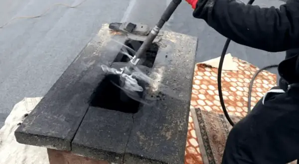 Jak wyczyścić komin domowym sposobem – bezpieczne i tanie metody bez kominiarza
