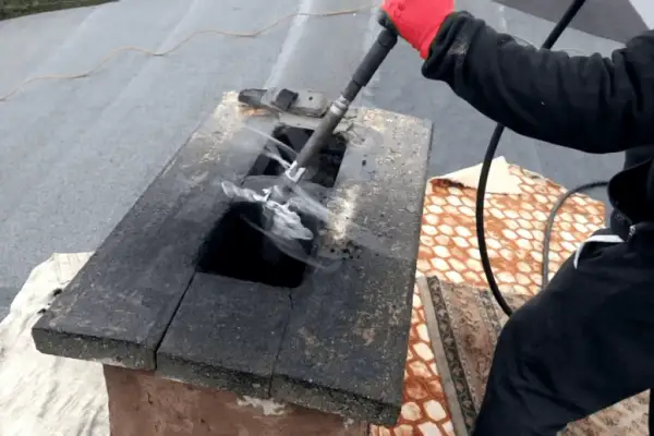 Jak wyczyścić komin domowym sposobem – bezpieczne i tanie metody bez kominiarza