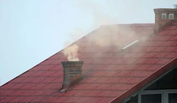 Co powoduje zapalenie się sadzy w kominie? Wyjaśniamy przyczyny i sposoby zapobiegania pożarowi sadzy
